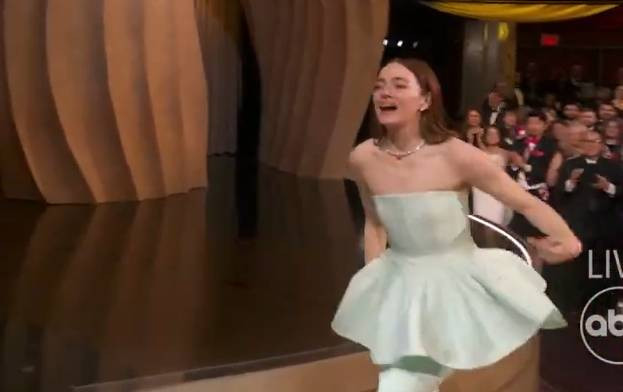 Emma Stone'un elbisesi Oscar ödül gecesinde patladı. Başına gelen pişmiş tavuğun başına gelmedi - Resim: 6